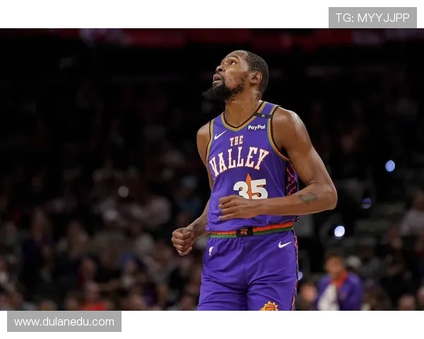 杜兰特苦战上半场表现抢眼砍下全队最高15分助力球队奋战