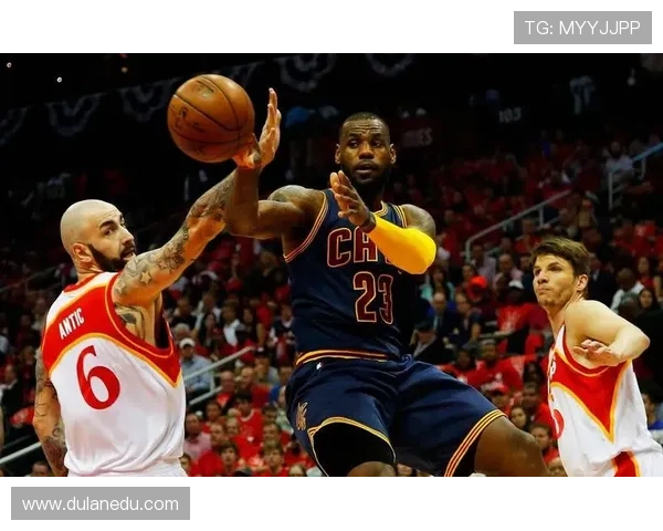 詹姆斯凭借超高球商巧妙规避不适合局面展现篮球智慧